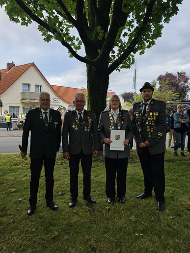 Ehrung des Schützenbundes für Claudia Jüchter und Thomas Warrelmann.