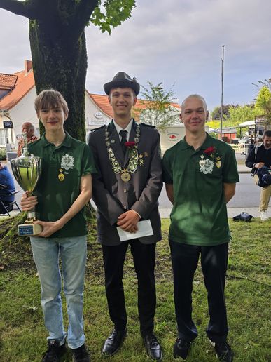 Der Juniorenkönig Tobias Schiel mit seinen Adjutanten Fynn Klotz (mit Jugendpokal) und Tade Lindemann.