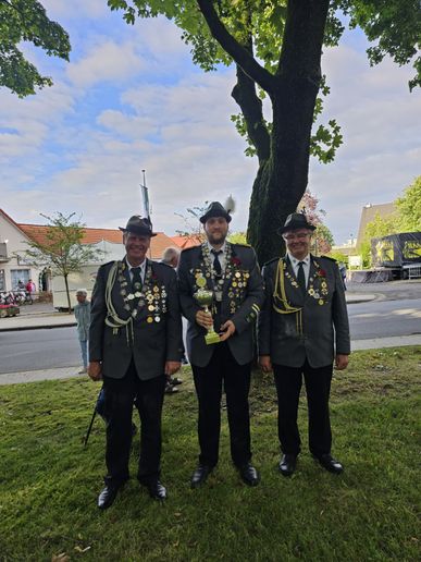 Der König Sebastian Berkahn mit seinen Adjutanten Ralf Eilers und Konrad Lübbe.