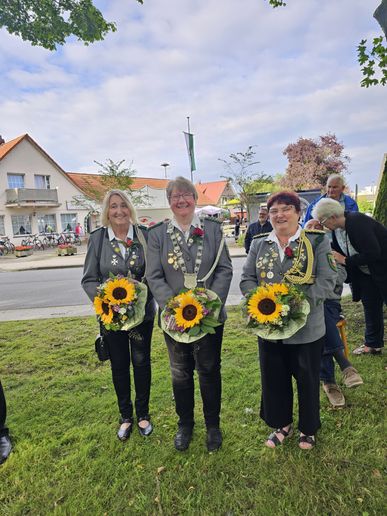 Die Königin Inge Noster und ihre Adjutantinnen Astrid Eilers und Marion Warrelmann.