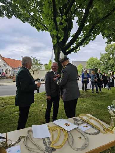 Ehrung des Schützenbundes für Thomas Warrelmann.